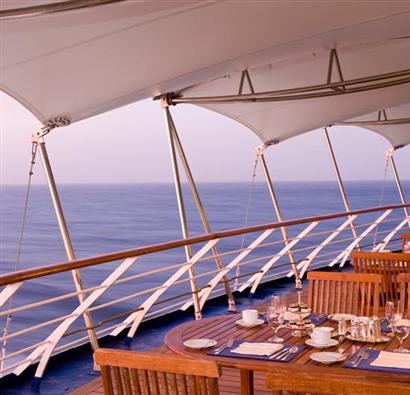 Mesas al aire libre en el Restaurante La Terrazza a bordo del Silver Wind (SilverSea) CRUCEROS DE LUJO OFERTA DESCUENTO SILVERSEA CRUCEROS EXCLUSIVOS
